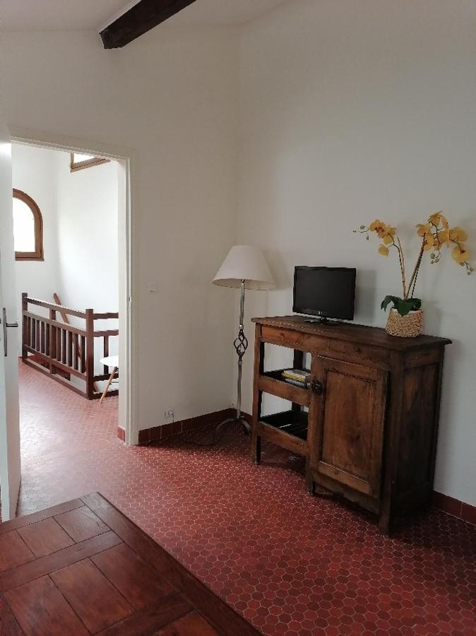 Lou Mas Suzoun Apartment Ucel Bagian luar foto